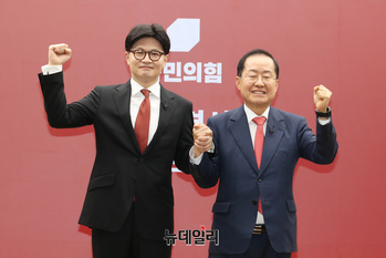 [포토] 기념 촬영하는 '한동훈-홍준표'