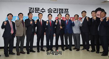 [영상] 김문수 경선 후보 지지하며 캠프 찾은 윤상현 의원