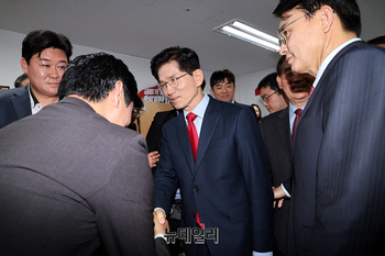 [포토] 지지선언 직후 회견장 나서는 김문수-윤상현