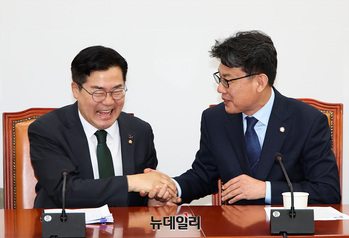 [포토] 악수 나누는 박찬대-진성준 