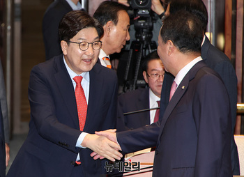 [포토] 의원총회 참석하는 권성동 원내대표 