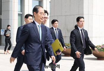 [포토] 국회 나서는 한덕수 권한대행 