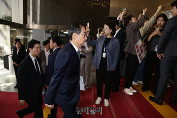 [포토] 본회의장 향하는 한덕수 권한대행 