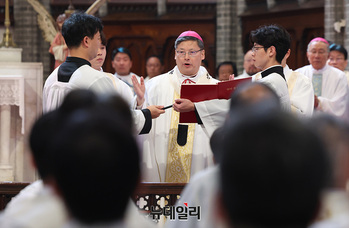 [포토] 교황 추모미사 집전하는 정순택 대주교 