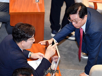 [포토] 대화 나누는 권성동 원내대표 