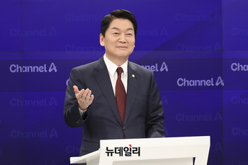 [포토] 맞수토론 준비하는 안철수