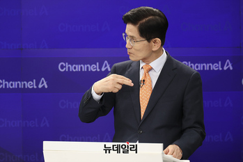 [포토] 맞수토론 준비하는 김문수