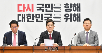 [포토] 권성동 국민의힘 원내대표  "文 전형적 매관매직 사건"