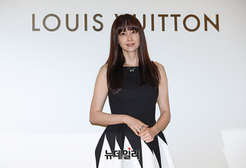 [영상] 백화점 등장한 이나영 "오픈 축하해요"