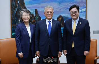 [포토] 우원식 의장과 기념촬영 하는 문재인 전 대통령 내외