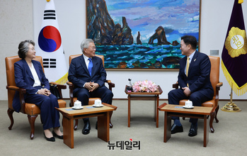 [포토] 환담 나누는 우원식 국회의장·문재인 전 대통령