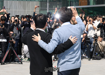 [포토] 포옹하는 안철수-이준석