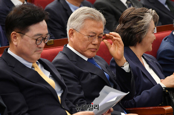 [포토] 판문점선언 기념식 참석한 문재인