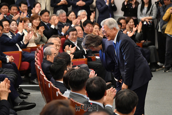 [포토] 인사하는 문재인 전 대통령 내외