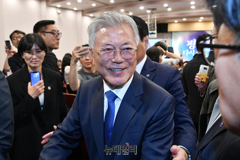 [포토] 기념식 떠나는 문재인 전 대통령