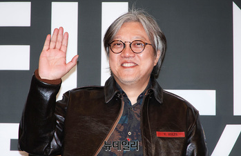 [포토] 손인사 하는 최동훈 감독 