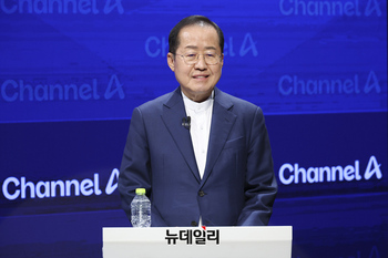 [포토] 맞수토론 참석한 홍준표 경선 후보