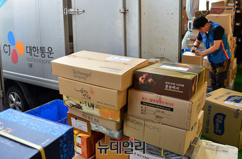 “교사의 실명·연락처 노출 이제 그만”… 학교에 ‘온라인 택배 수령실’ 필요