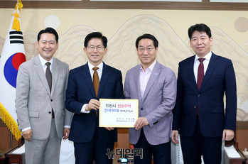 [포토] '천원주택' 정책건의서 전달하는 유정복 인천시장