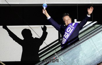 [포토] 합동연설회 입장하는 이재명 대선 경선 후보 
