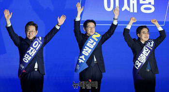 [포토] 무대 오른 이재명·김경수·김동연
