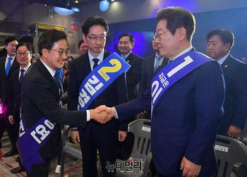 [포토] 인사 나누는 김동연·김경수·이재명 