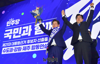 [포토] 꽃다발 받는 이재명 대선후보 