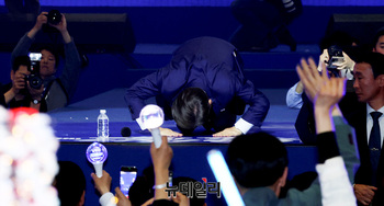 [포토] 절하는 이재명 민주당 대선후보