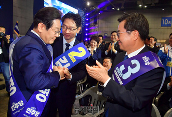 [포토] 축하받는 이재명 대선후보 