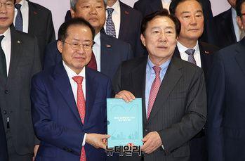 [포토] 중소기업계 제안서 받은 홍준표 경선 후보 