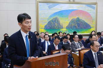 [포토] 정무위 출석한 이복현 금융감독원장