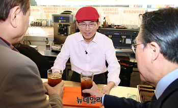 [포토] '일일 알바' 체험하는 김문수 경선 후보 