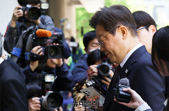 [포토] 대선후보 선출 뒤 첫 재판 출석하는 이재명                                                                                                                                                                                                                                                                                                                           