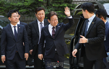 [포토] 공판 출석하며 인사하는 이재명 민주당 대선후보