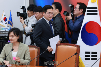 [포토] 회의 참석하는 박찬대 민주당 당대표 직무대행