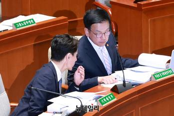 [포토] 대화 나누는 최상목 부총리와 김윤상 차관