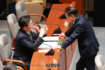 [포토] 대화 나누는 유상임 과기부장관과 허영 민주당 의원