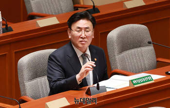 [포토] 답변하는 유상임 과학기술정보통신부 장관