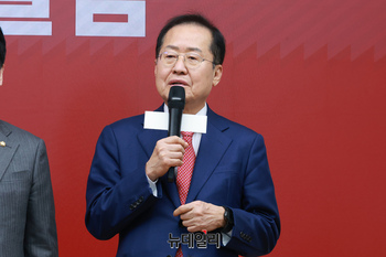 [포토] 깔끔 승복한 홍준표 후보