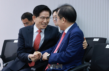 [포토] 밝은 얼굴로 인사 나누는 김문수·홍준표