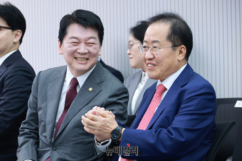 [포토] 대화 나누는 안철수·홍준표 국민의힘 대선 경선 후보