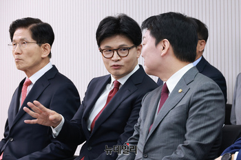 [포토] 3차 경선 진출자 발표장서 만난 한동훈·안철수