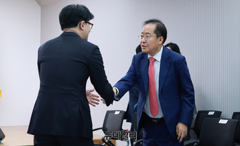 [포토] 악수 나누는 한동훈·홍준표 국민의힘 대선 경선 후보