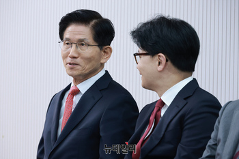 [포토] 대화 나누는 김문수·한동훈