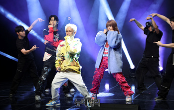 [영상] 무대 선보이는 국산힙합 그룹 '식구'