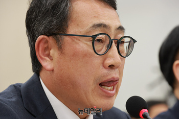 [포토] 난처한 표정 짓는 유영상 SK텔레콤 대표이사