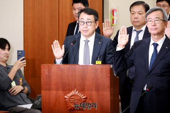 [포토] 증인선서 하는 유영상 SK텔레콤 대표이사