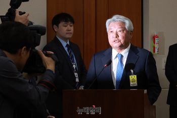 [포토] 증인선서 거부하는 김홍일 전 방송통신위원회 위원장