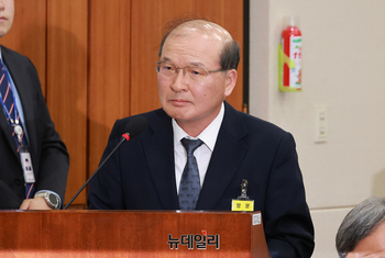 [포토] 선서하는 이상인 전 방통위 부위원장