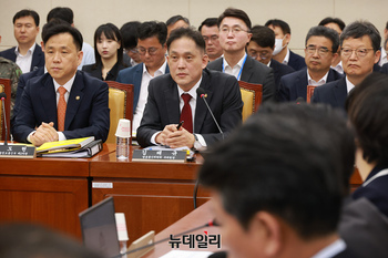 [포토] 답변하는 김태규 방송통신위원회 부위원장